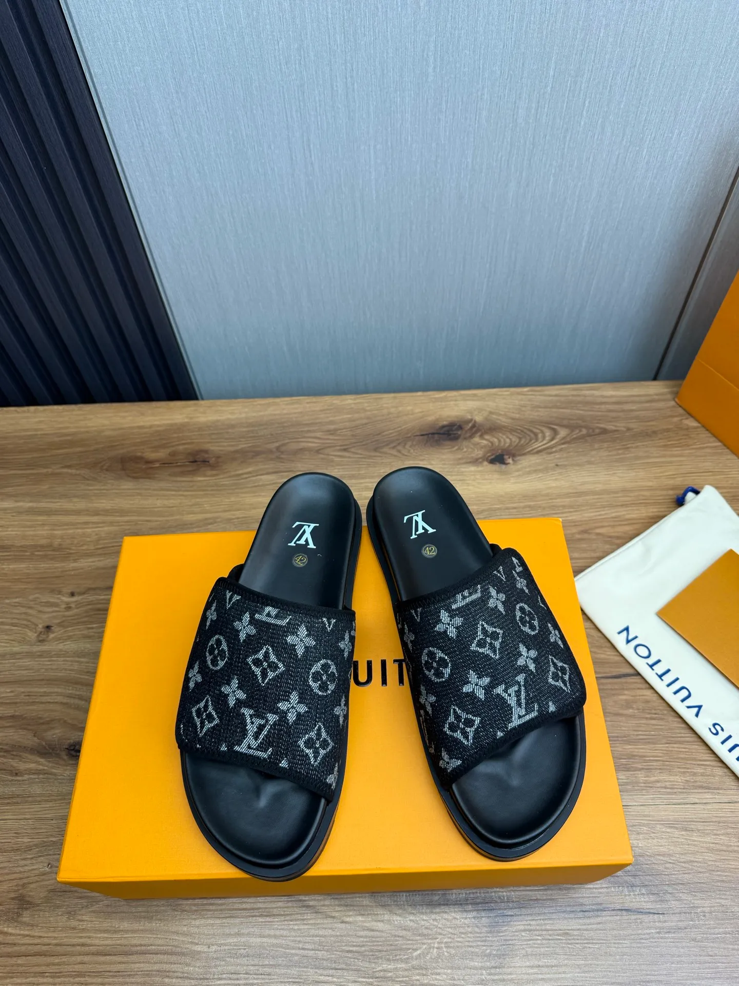 Men's shoes 💰320💰 Lv. hot selling men's slippers 🔥 🩴Official website one to one production 38-45 sizes 45 46 🉑️Customized!